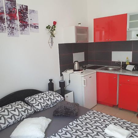 Studio Apartmani Ivanda Макарска Екстериор снимка