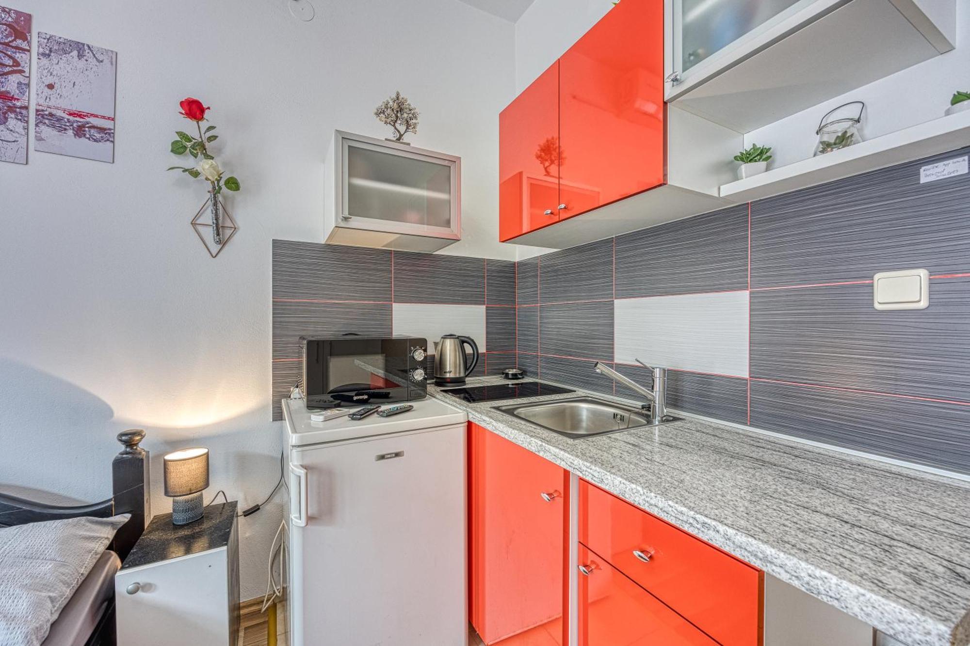 Studio Apartmani Ivanda Макарска Екстериор снимка